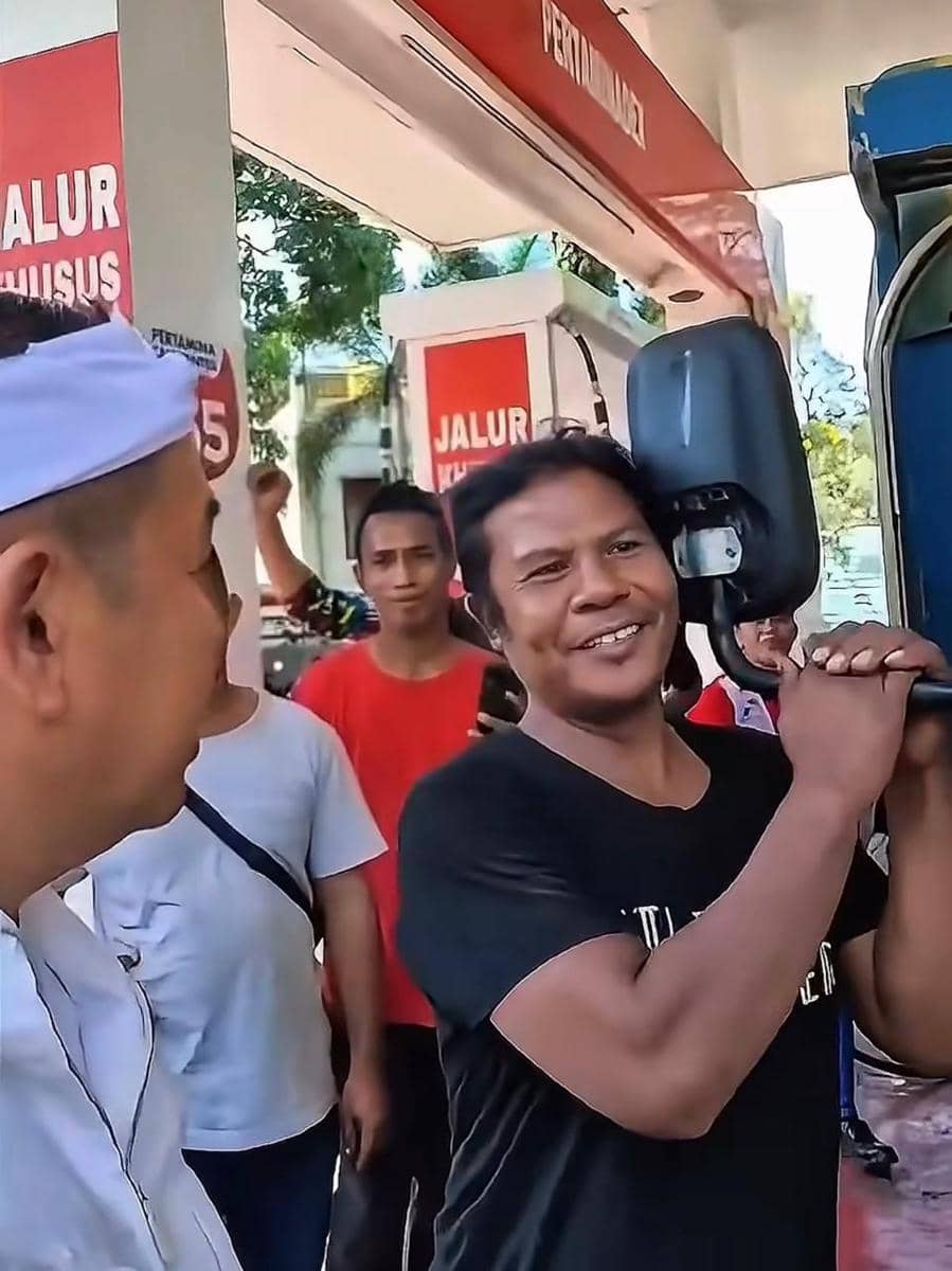 KDM Bantu Sopir Logistik Bantuan dari NTB yang Kesulitan BBM di Labuan Bajo