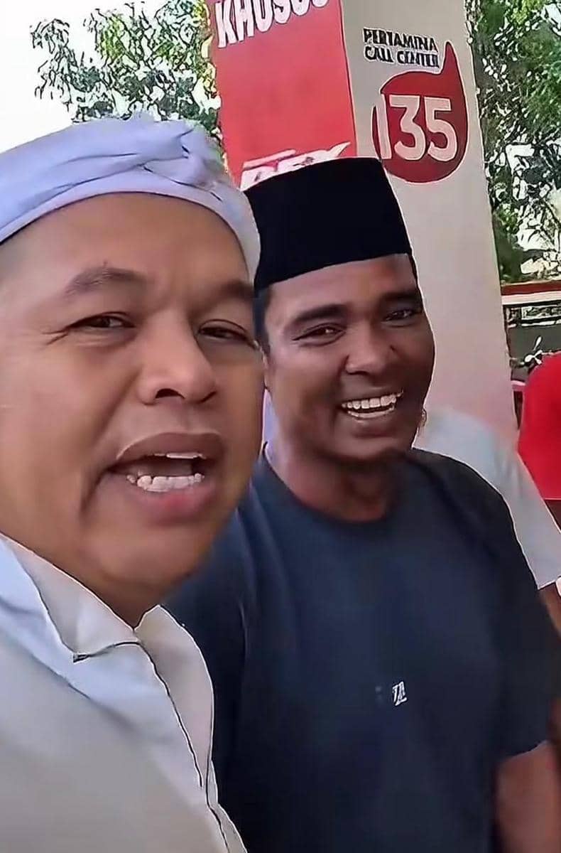 KDM saat membantu sopir yang mengangkut logistik bantuan dari Pemrov NTB, Jumat (21/8/2026). (Screenshoot/instagram @dedimulyadi71)