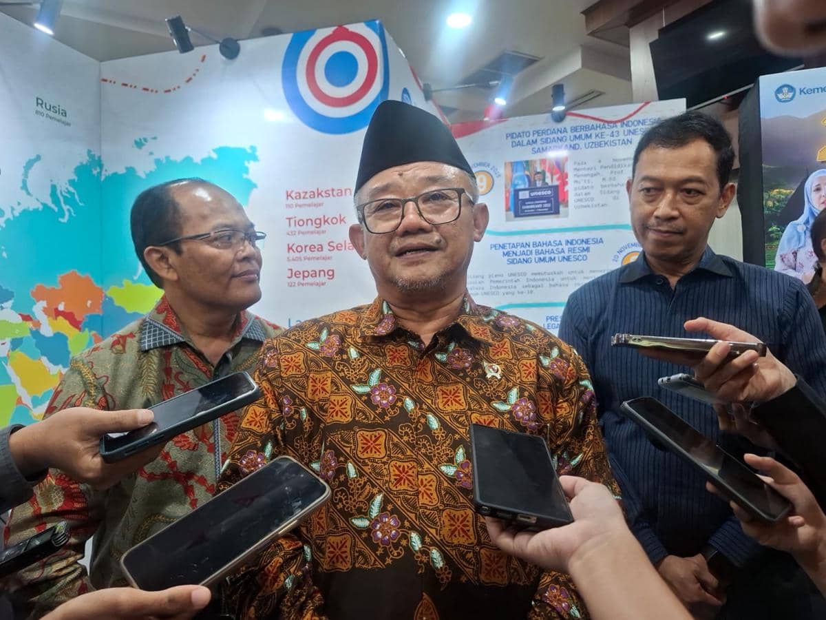 Mendikdasmen Abdul Mu'ti bicara mengenai sistem pembelajaran di daerah terdampak Karhutla Kalimantan. (IDN Times/Amir Faisol)