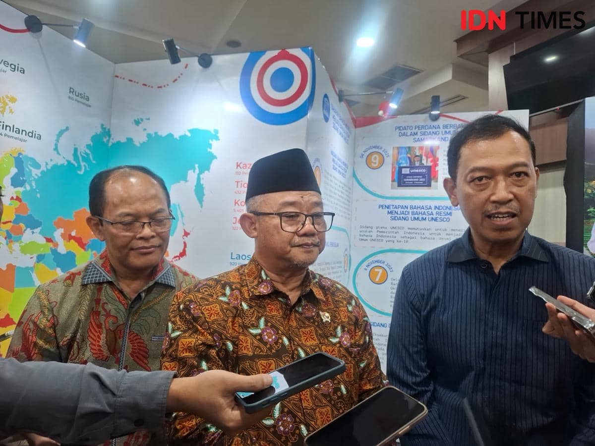 Mendikdasmen Abdul Mu'ti bicara mengenai sistem pembelajaran di daerah terdampak Karhutla Kalimantan. (IDN Times/Amir Faisol)