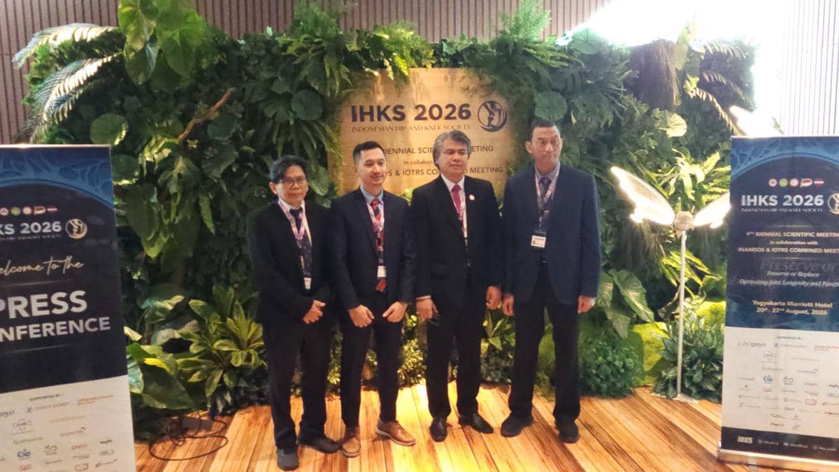 Jumpa pers forum ilmiah internasional Indonesian Hip and Knee Society (IHKS) 2026 di Yogyakarta. (IDN Times/Herlambang Jati Kusumo)