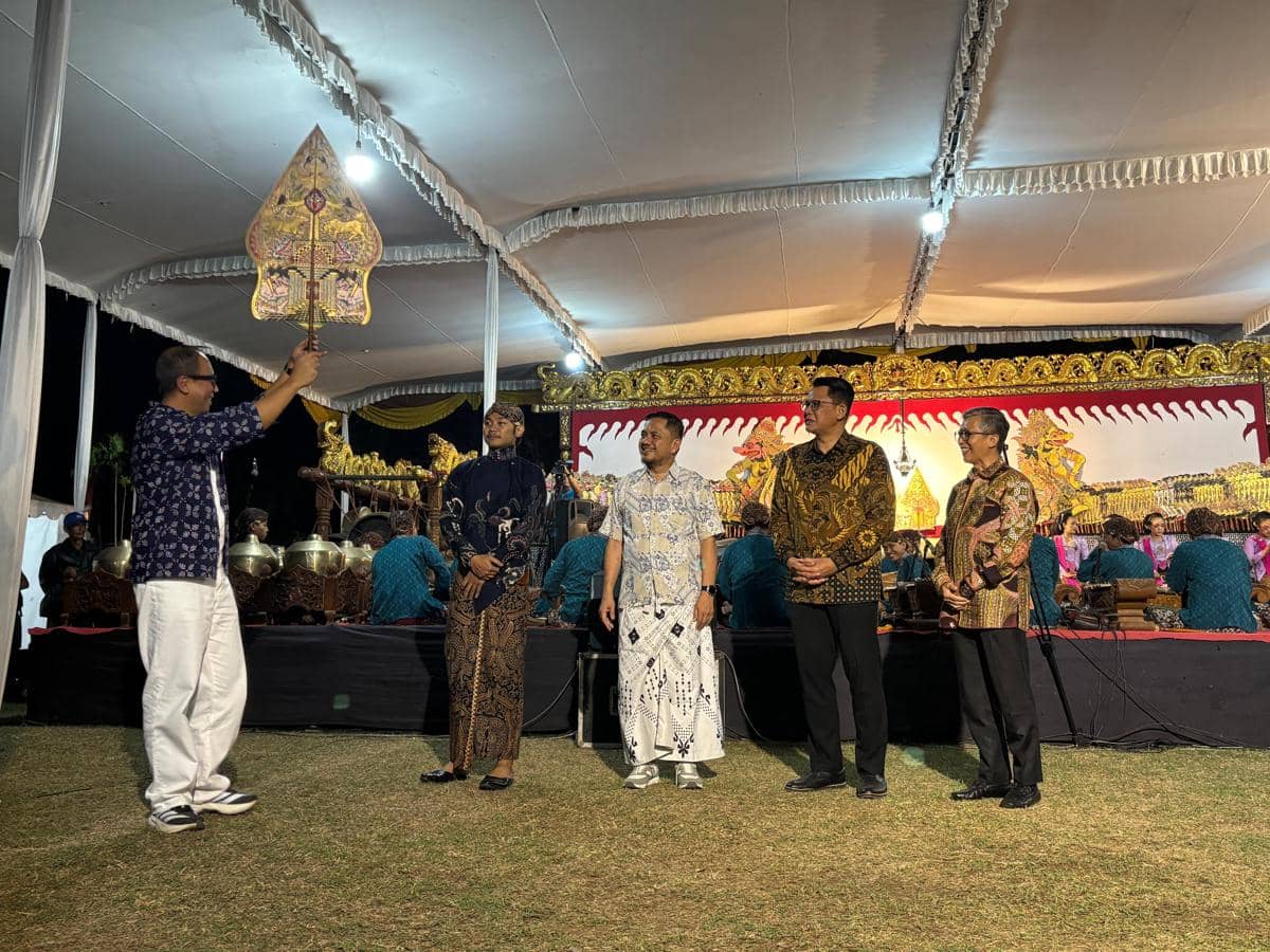 Pagelaran wayang di kawasan Candi Prambanan, Jumat (21/8/2026) malam. (IDN Times/Herlambang Jati Kusumo)