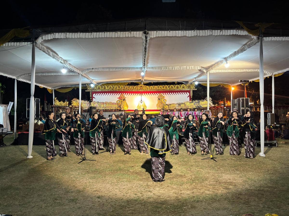 Pagelaran wayang di kawasan Candi Prambanan, Jumat (21/8/2026) malam. (IDN Times/Herlambang Jati Kusumo)