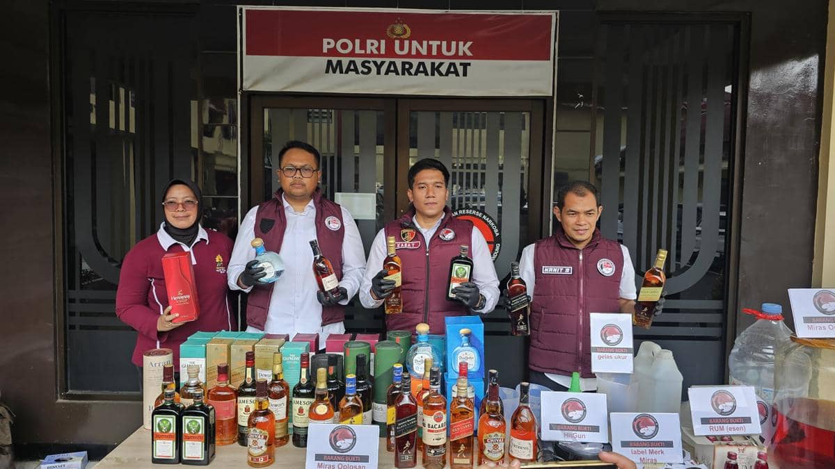 Polisi Ungkap Miras Oplosan Berbahan Alkohol 96 Persen di Bandung