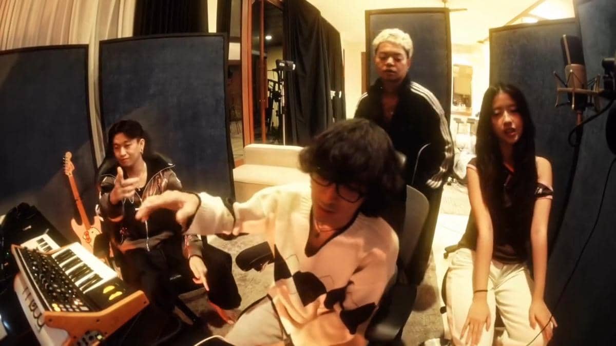 Lirik lagu Escape - Weird Genius ft. Emily Sie