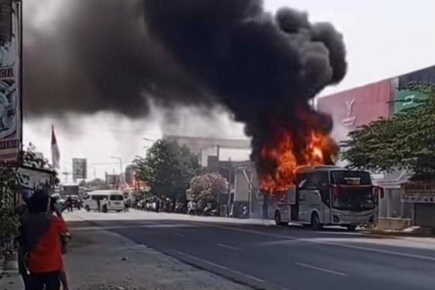 Bus Eka Terbakar di Madiun, Penumpang Berhamburan