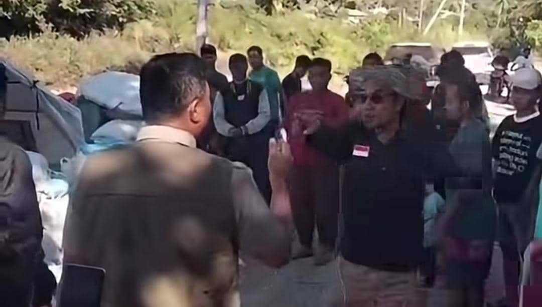 Camat Lamba Leda Utara Agustinus Supratman meluapkan kekesalan soal pembagian bantuan bagi korban gempa. (facebook.com/Iyand Purnama)