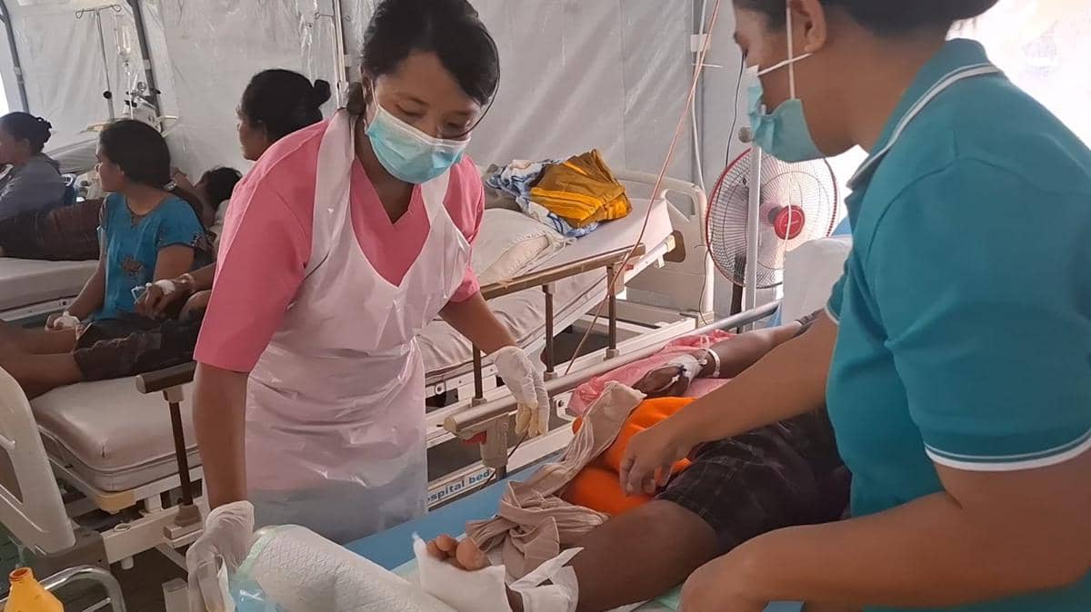 Paramedis atau nakes yang bertugas merawat korban gempa Flores. (Dok Istimewa)
