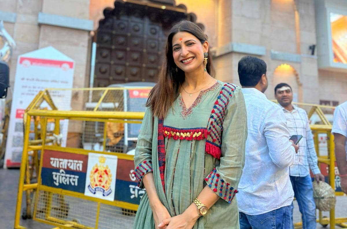 8 Momen Aahana Kumra Ziarah ke Kuil Kashi Vishwanath