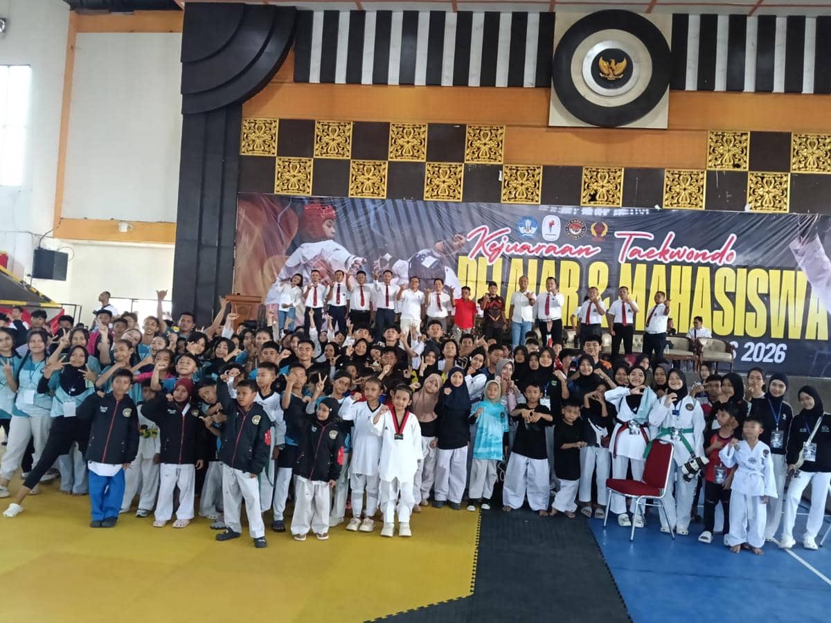 Para taekwondoin berfoto bersama menjelang pembukaan Kejurnas (Foto: Istimewa)