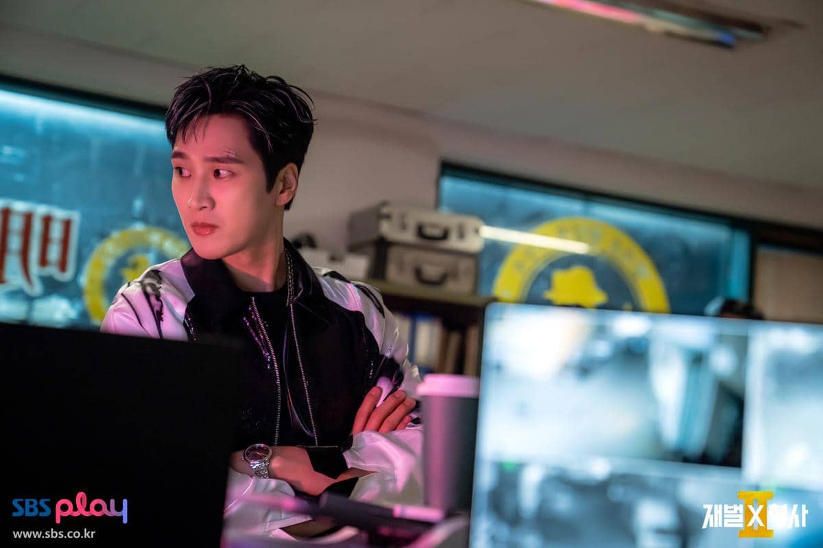 Potongan adegan drama Korea Flex X Cop 2 yang dirilis SBS, menampilkan para pemeran dalam suasana serial.