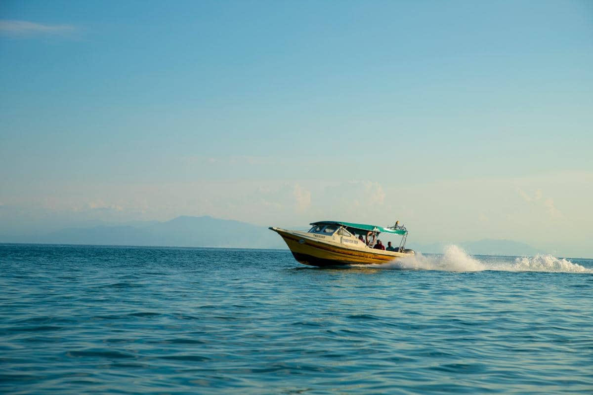ilustrasi naik perahu ke pulau 
