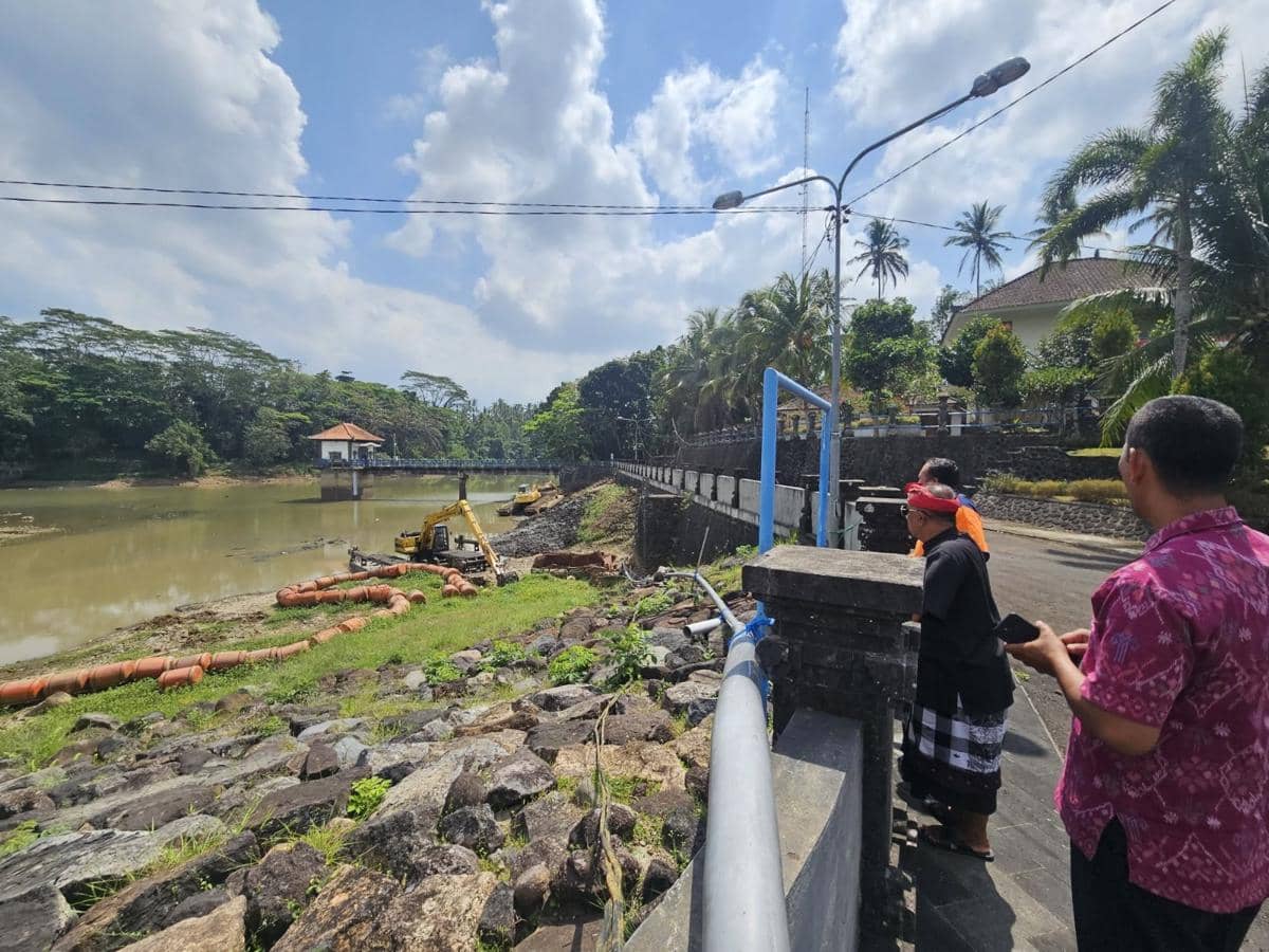 Aktivitas pengerukan di Bendungan Telaga Tunjung Tabanan (Dok.IDNTimes/Humas Tabanan)