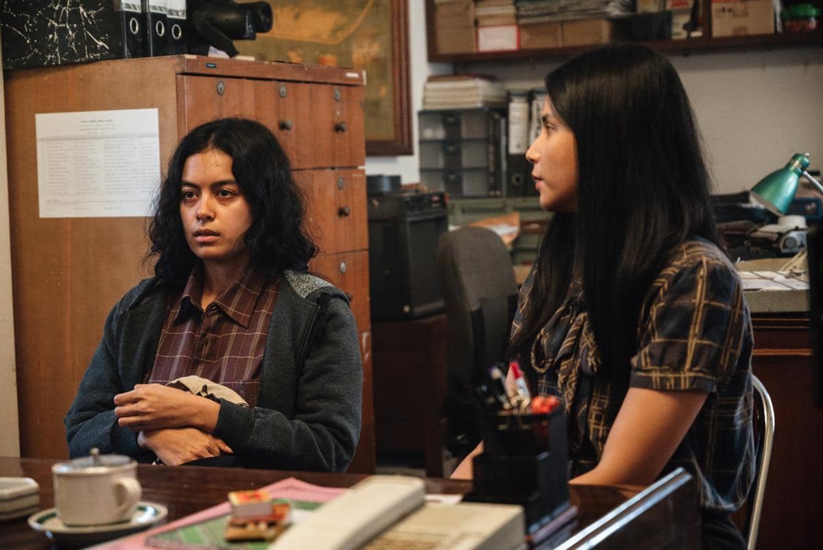 Still cut film Laut Bercerita menampilkan Eva Celia (Anjani) dan Yunita Siregar (Asmara) (dok. Pal 8 Pictures/Laut Bercerita)