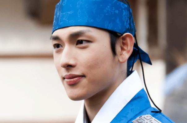 Im Si Wan di drama The Moon Embracing the Sun