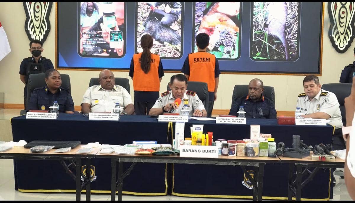 Dua WN China ditindak Imigrasi Jayapura setelah kedapatan berburu kasuari dan kuskus, satwa dilindungi di Papua (Dok/Ditjen Imigrasi)