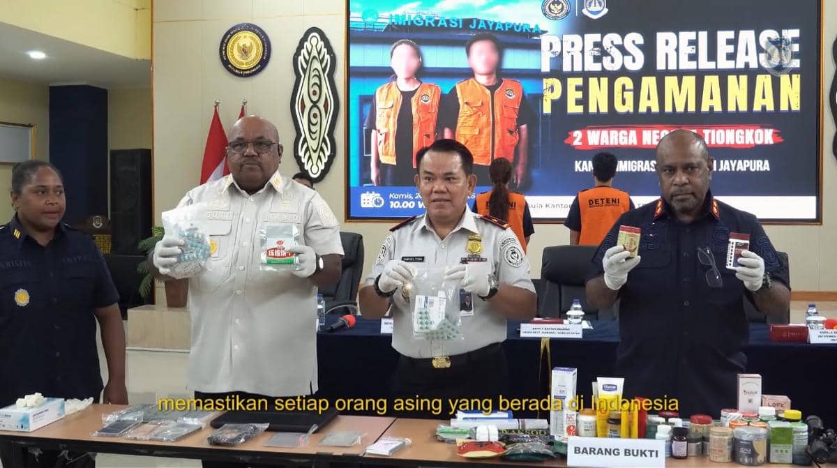Dua WN Tiongkok ditindak Imigrasi Jayapura setelah berburu kasuari dan kuskus dilindungi di Papua.