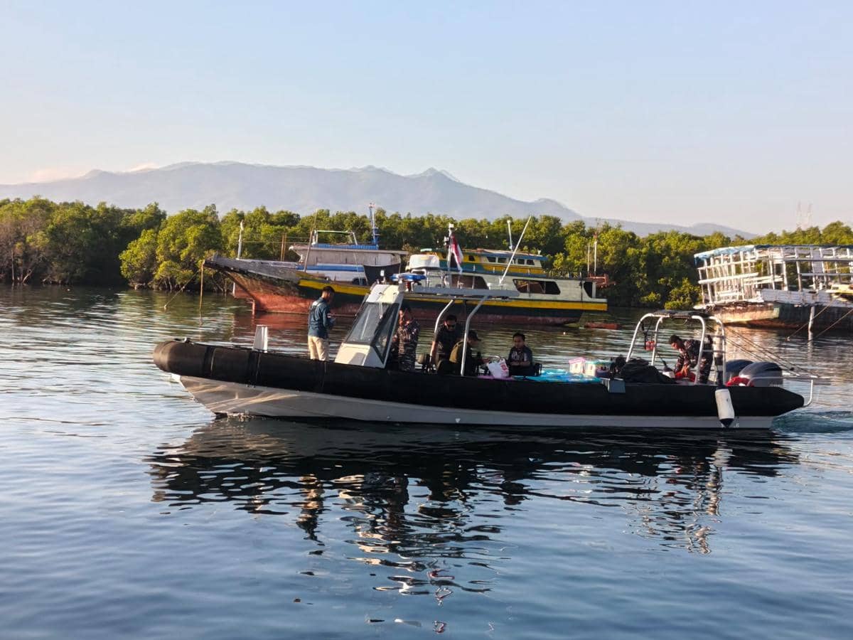 TNI AL Kerahkan RBB Lanal Maumere Kirim Logistik ke Wilayah Terisolir NTT