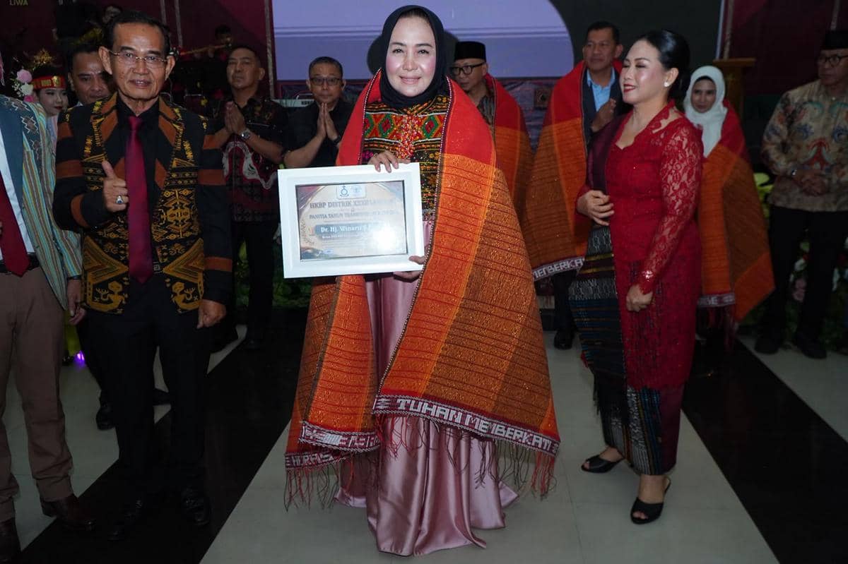 Winarti Terima Penghargaan Ulos HKBP, Simbol Persaudaraan di Lampung