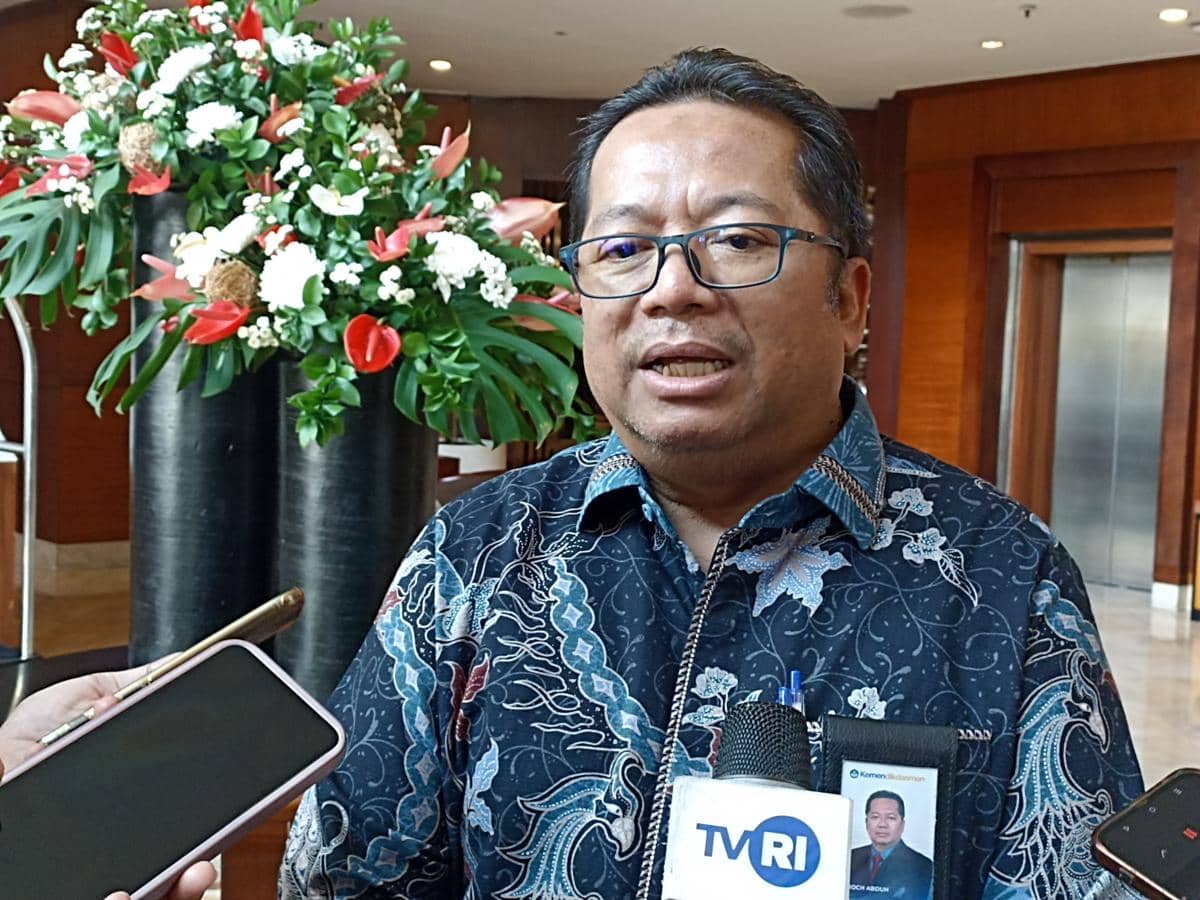 Moch Abduh, Staf Ahli Menteri Bidang Teknologi Pendidikan Kemendikdasmen, berpose untuk dokumentasi.