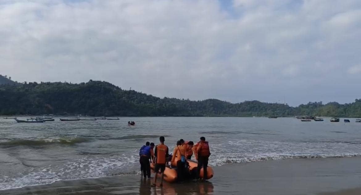 Tim gabungan melakukan pencarian menggunakan perahu karet (Foto: Basarnas Padang)