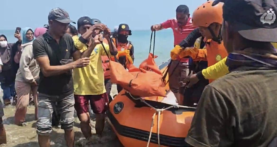 Tim gabungan mengangkat jenazah korban yang ditemukan tewas (Foto: Basarnas Padang)