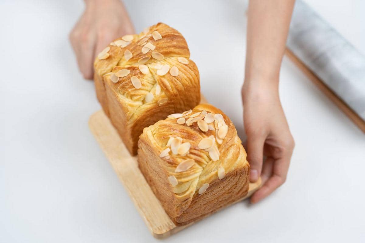 ilustrasi japanese milk bread dengan topping di atasnya