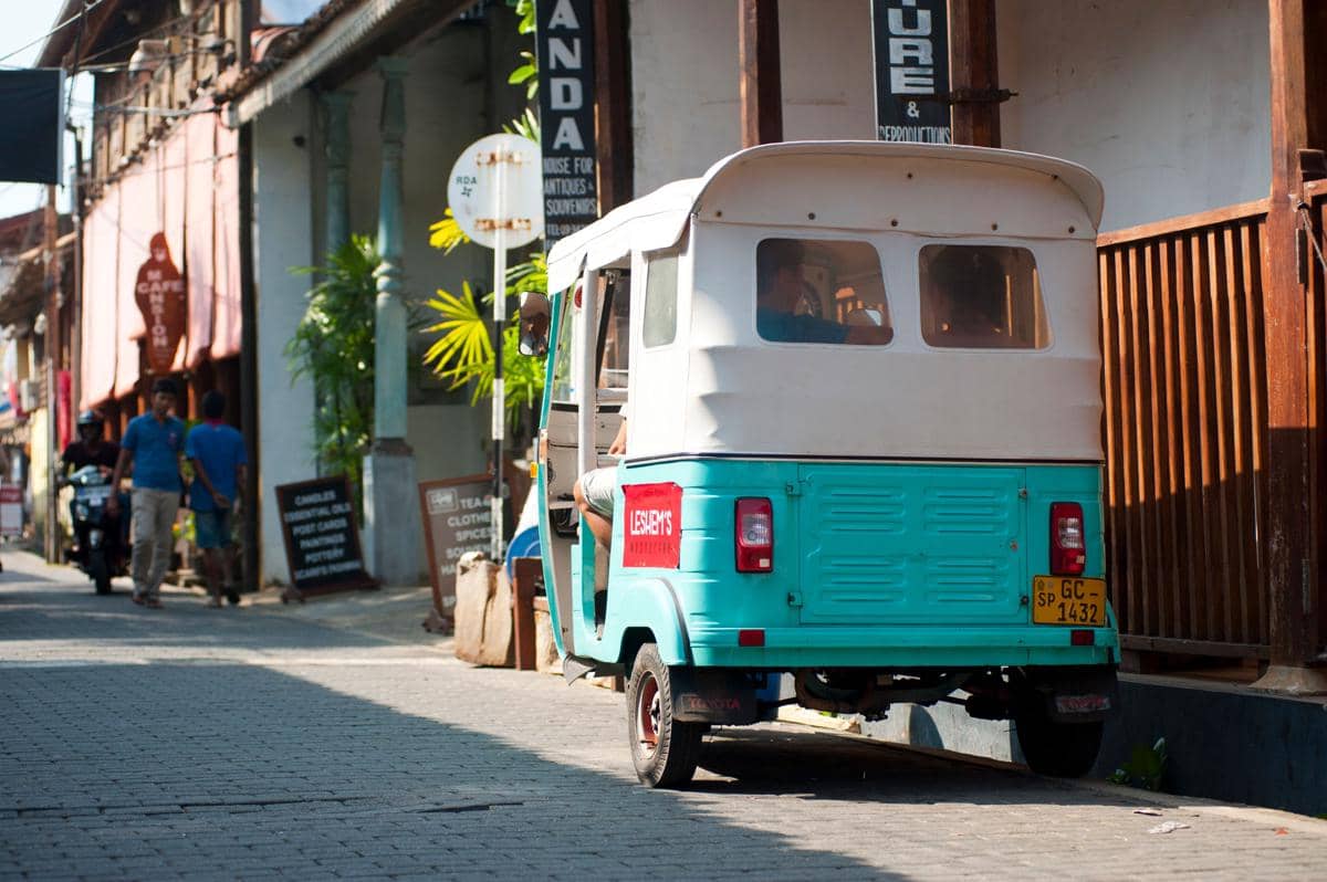 ilustrasi transportasi tuk-tuk di Sri Lanka