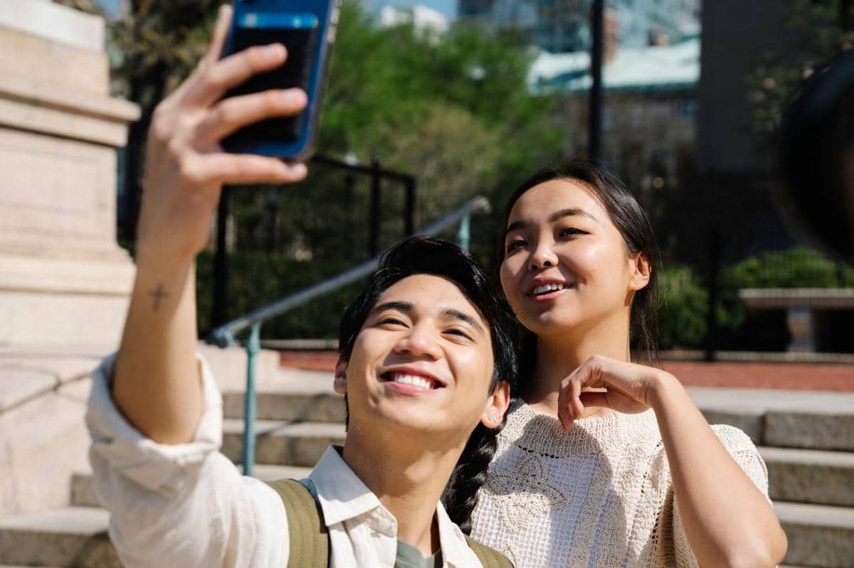 Ilustrasi pasangan yang sedang selfie untuk diposting