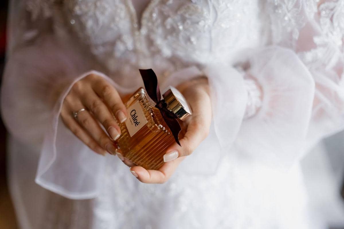 Ilustrasi memakai parfum