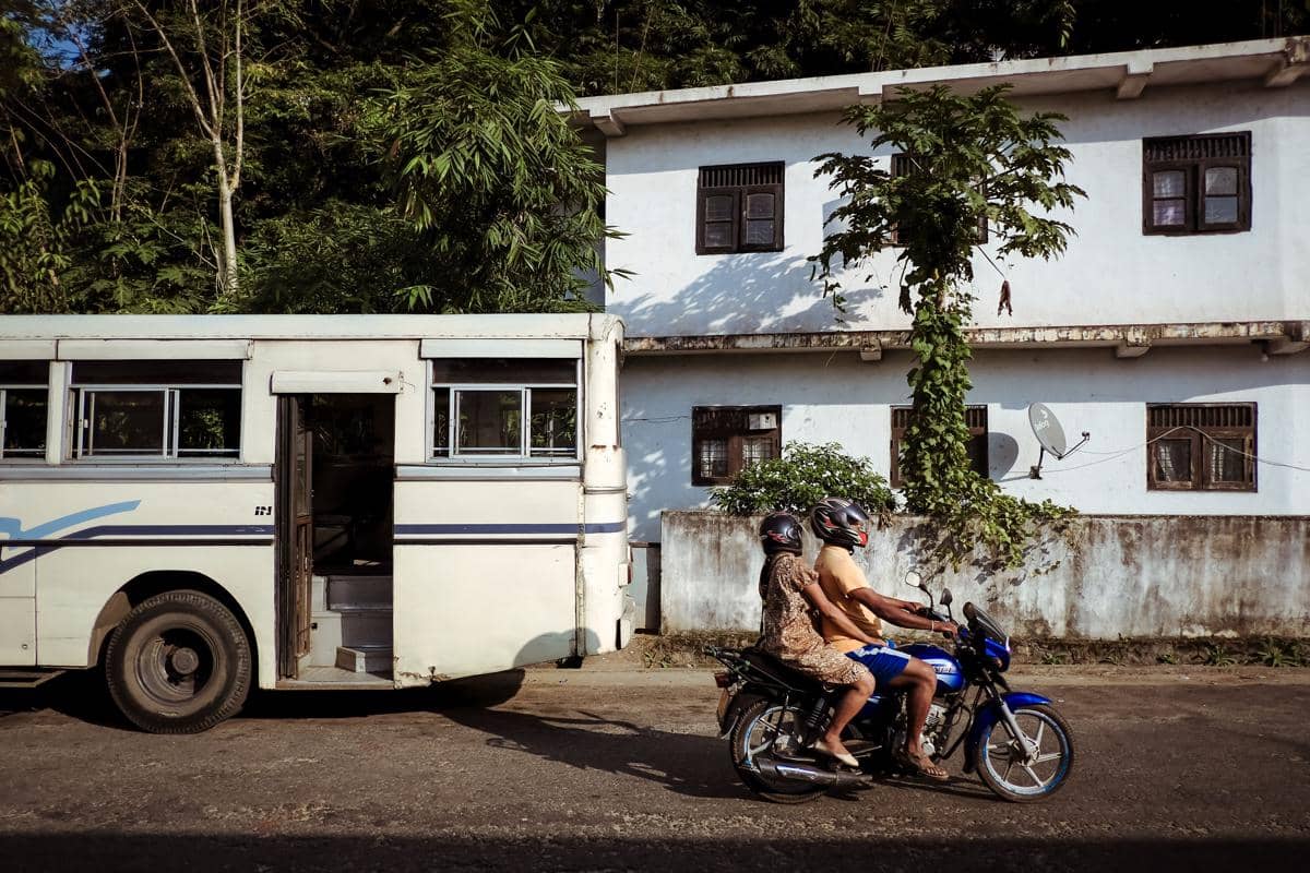 Berkendara di Sri Lanka.