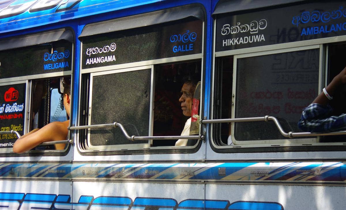 Naik bus di Sri Lanka.