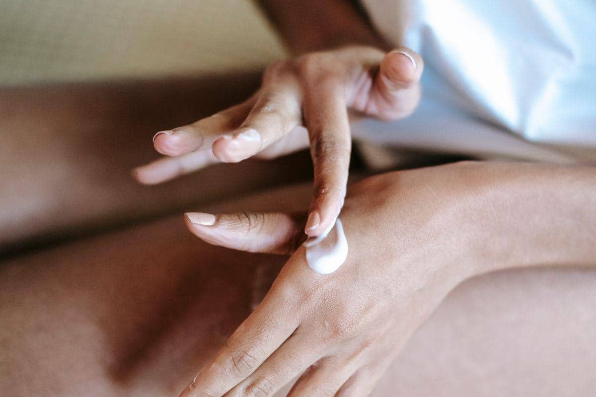 ilustrasi melakukan lotion patch test