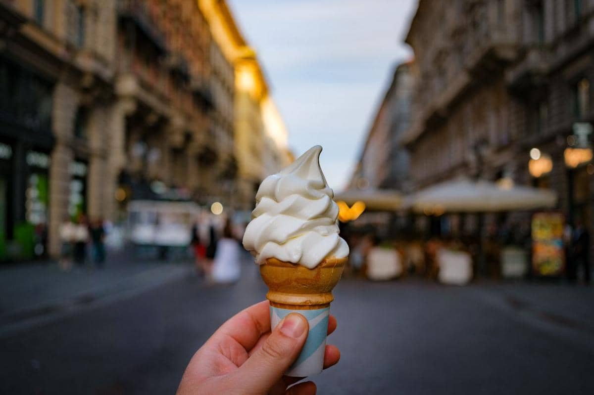 ilustrasi makan es krim