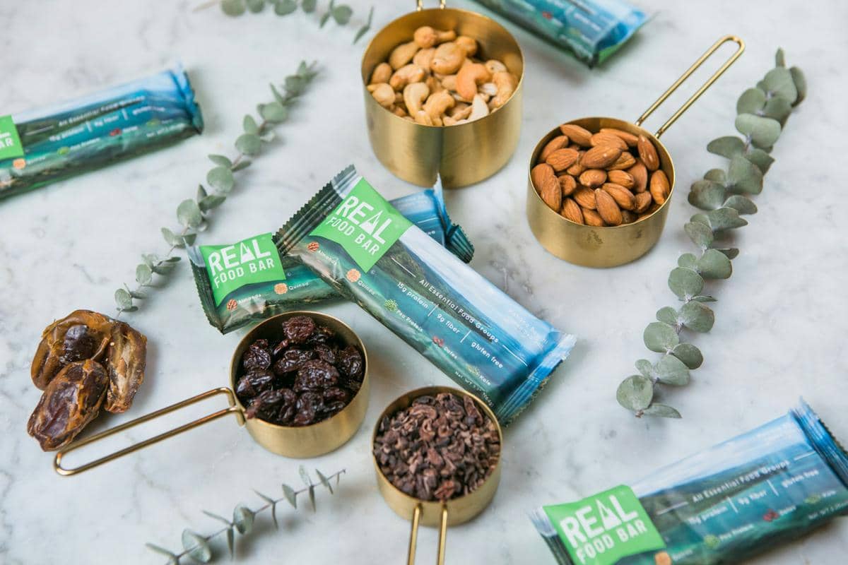 ilustrasi energy bar dan kacang-kacangan