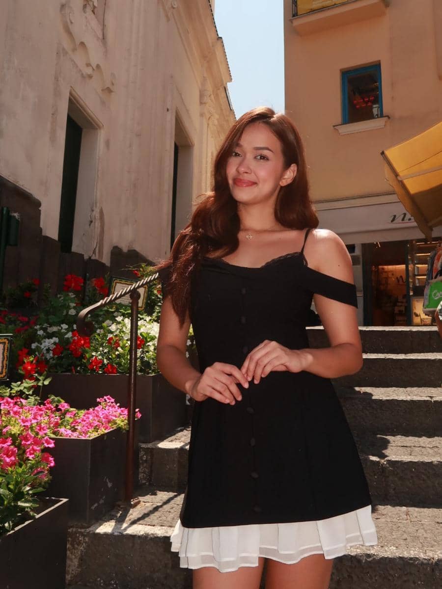 Rebecca Klopper saat liburan di Pulau Capri