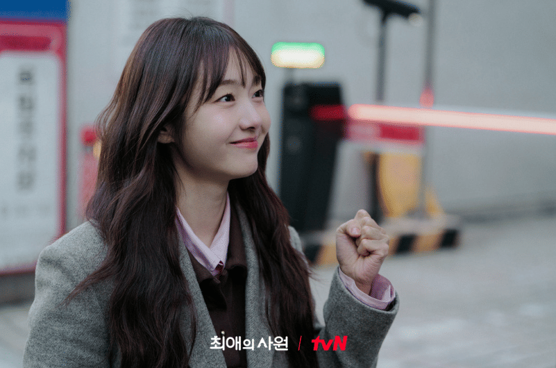 Cuplikan adegan serial drama My Bias, My Boss dari materi promosi resmi yang didokumentasikan oleh tvN.