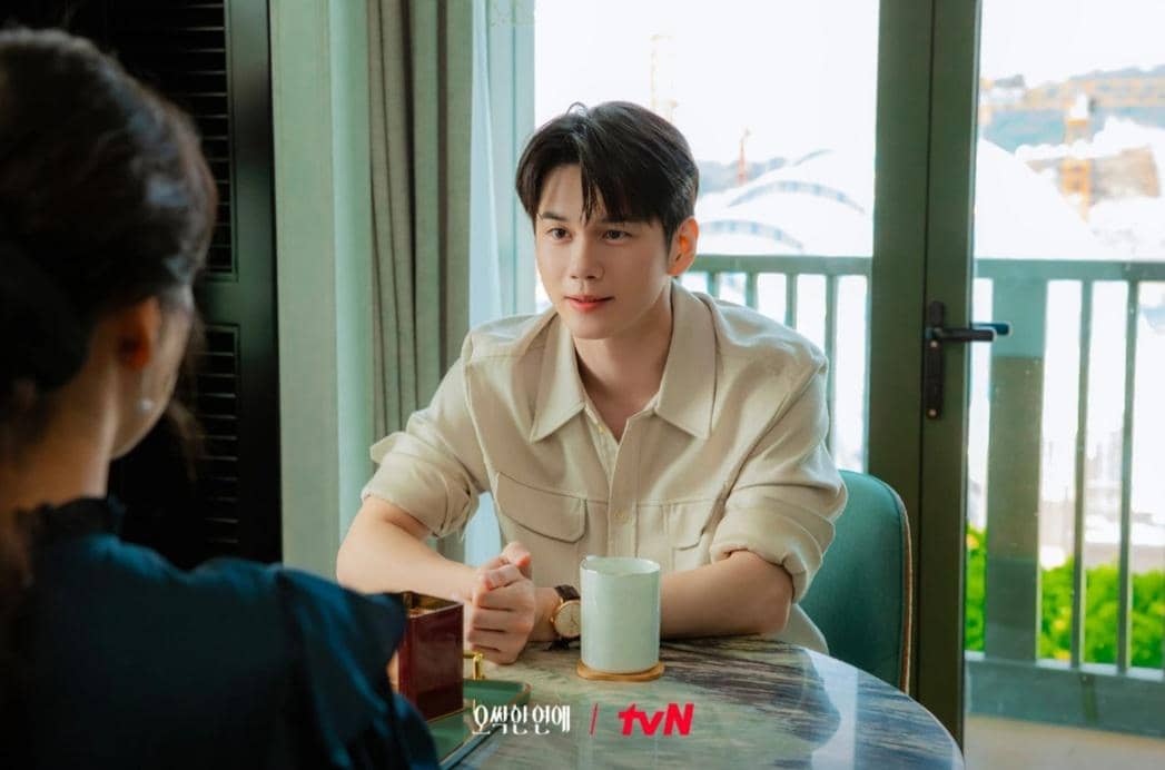 Cuplikan layar drama Korea Spooky in Love yang menampilkan adegan dari serial televisi dokumentasi tvN.