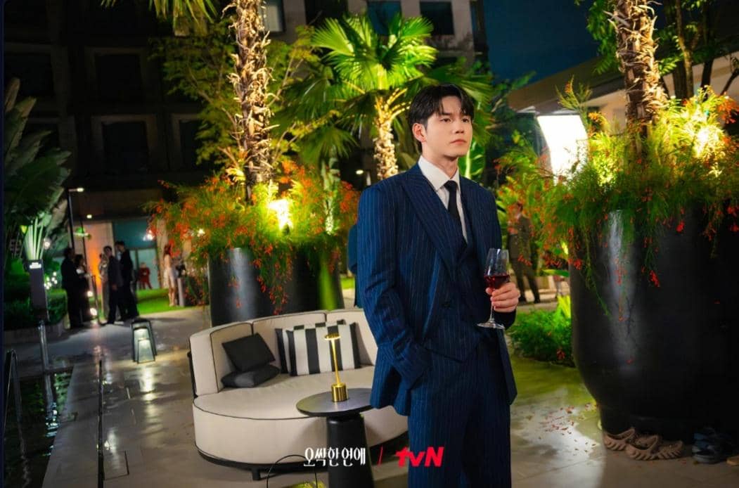 Tangkapan layar cuplikan adegan drama Korea Spooky in Love dengan kredit dokumentasi tvN sebagai sumber gambar.