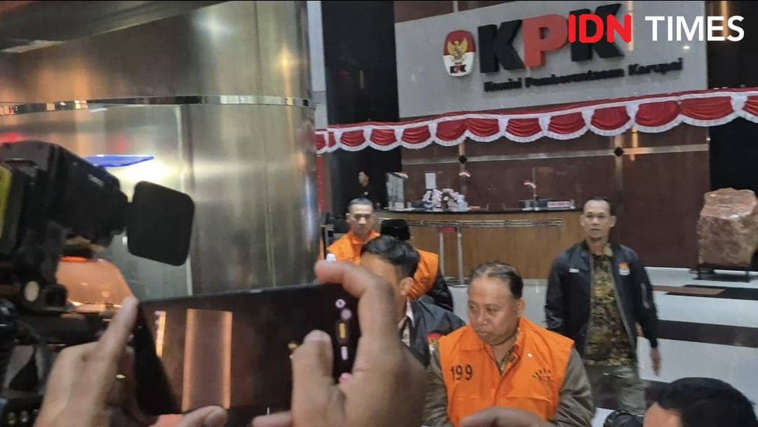 Kenakan Rompi Jingga, KPK Resmi Tahan Rektor Unsoed