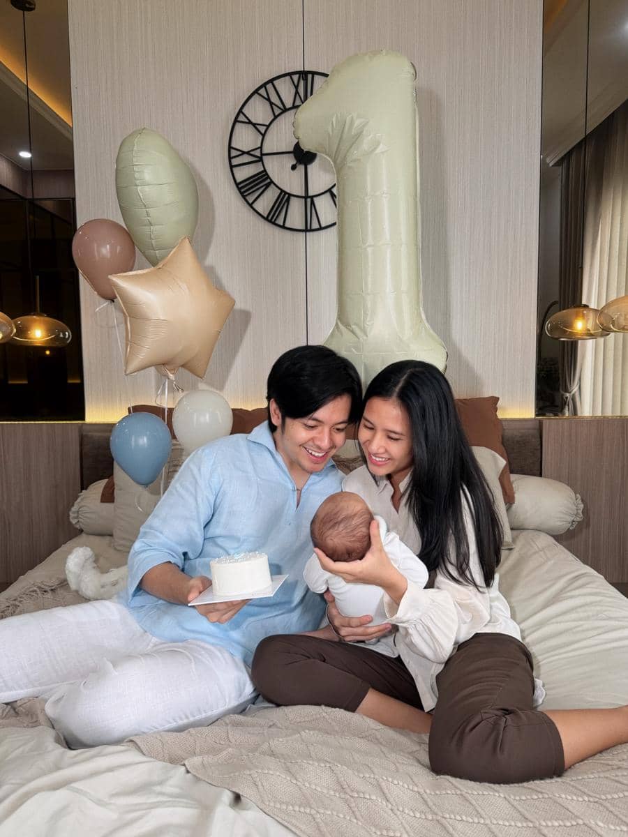 Gaya Keluarga Angga-Shenina di Perayaan 1 Bulan Anaknya (instagram.com/angga)
