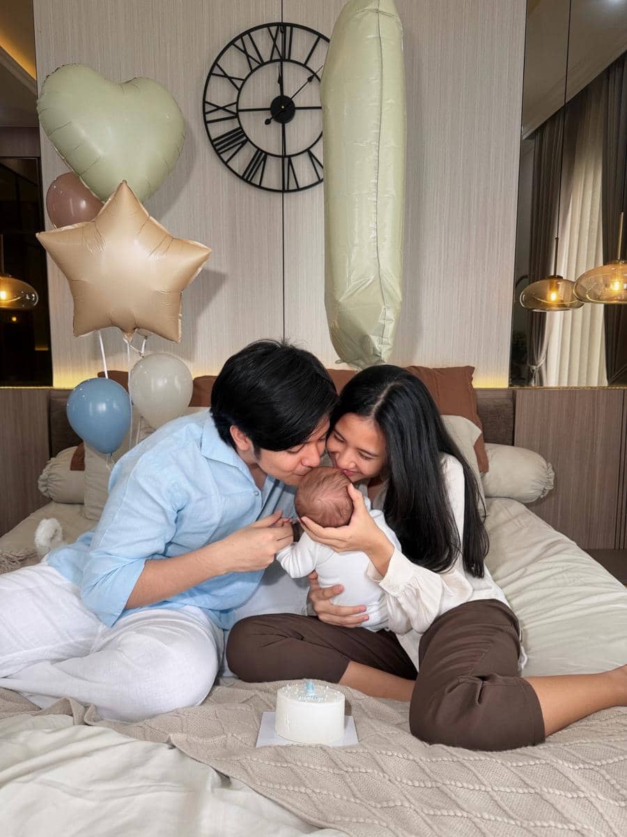 Gaya Keluarga Angga-Shenina di Perayaan 1 Bulan Anaknya (instagram.com/angga)
