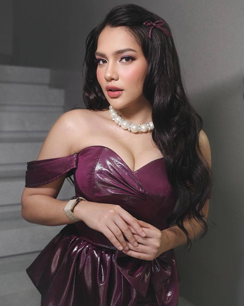 Davina Karamoy berpose dengan riasan glamor dan busana elegan dalam gaya perayaan ulang tahunnya.