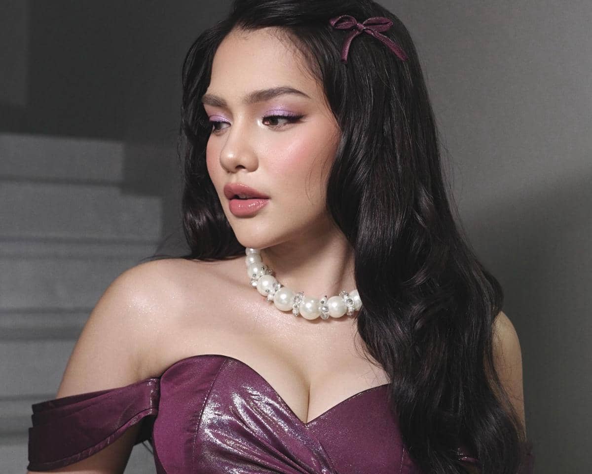 Davina Karamoy tampil dengan riasan glamor dan busana elegan saat merayakan ulang tahunnya.
