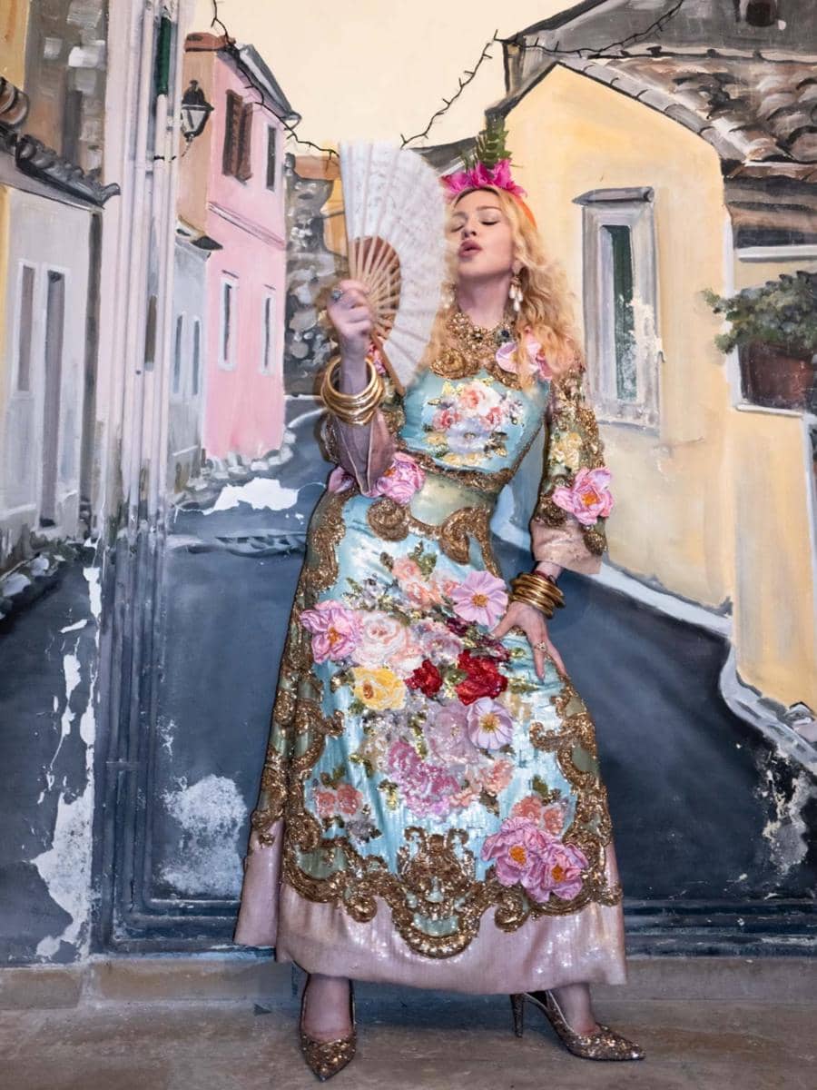 Madonna tampil dalam unggahan Instagram yang menampilkan gaya busana saat merayakan ulang tahunnya.