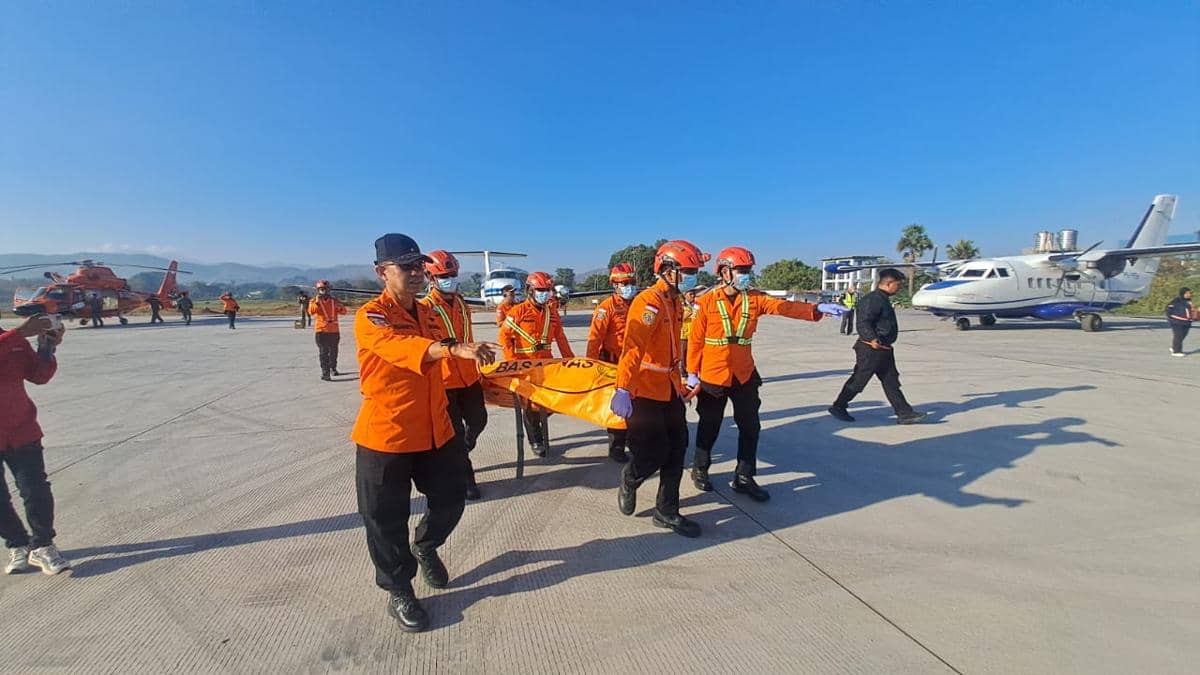Jenazah Ahmad Zaki Ali saat dibawa menuju helikopter Basarnas, Sabtu (22/8/2026). (Dok.Basarnas Maumere)