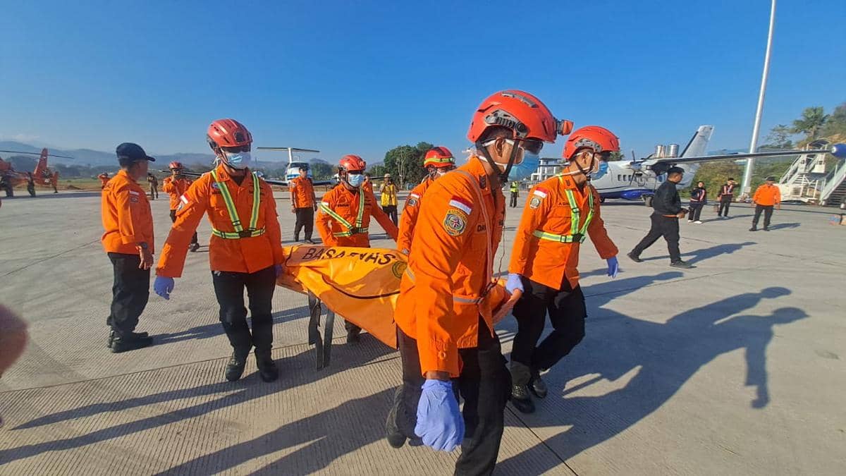 Jenazah Ahmad Zaki Ali Dievakuasi Pakai Helikopter ke Bandara Komodo