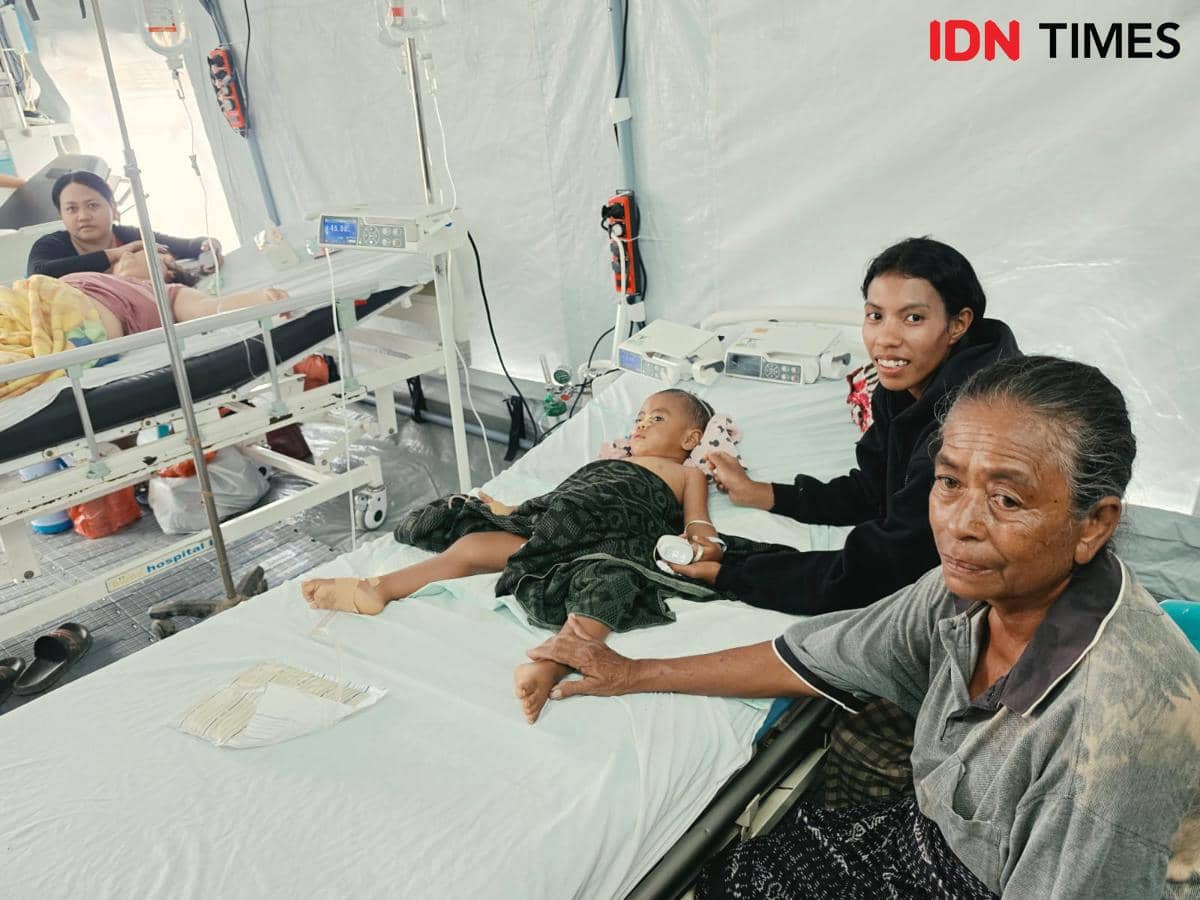 Mario Calviano Guru saat mendapatkan perawatan medis di lokasi pengungsian Nagekeo, NTT. (IDN Times/Uni Lubis)