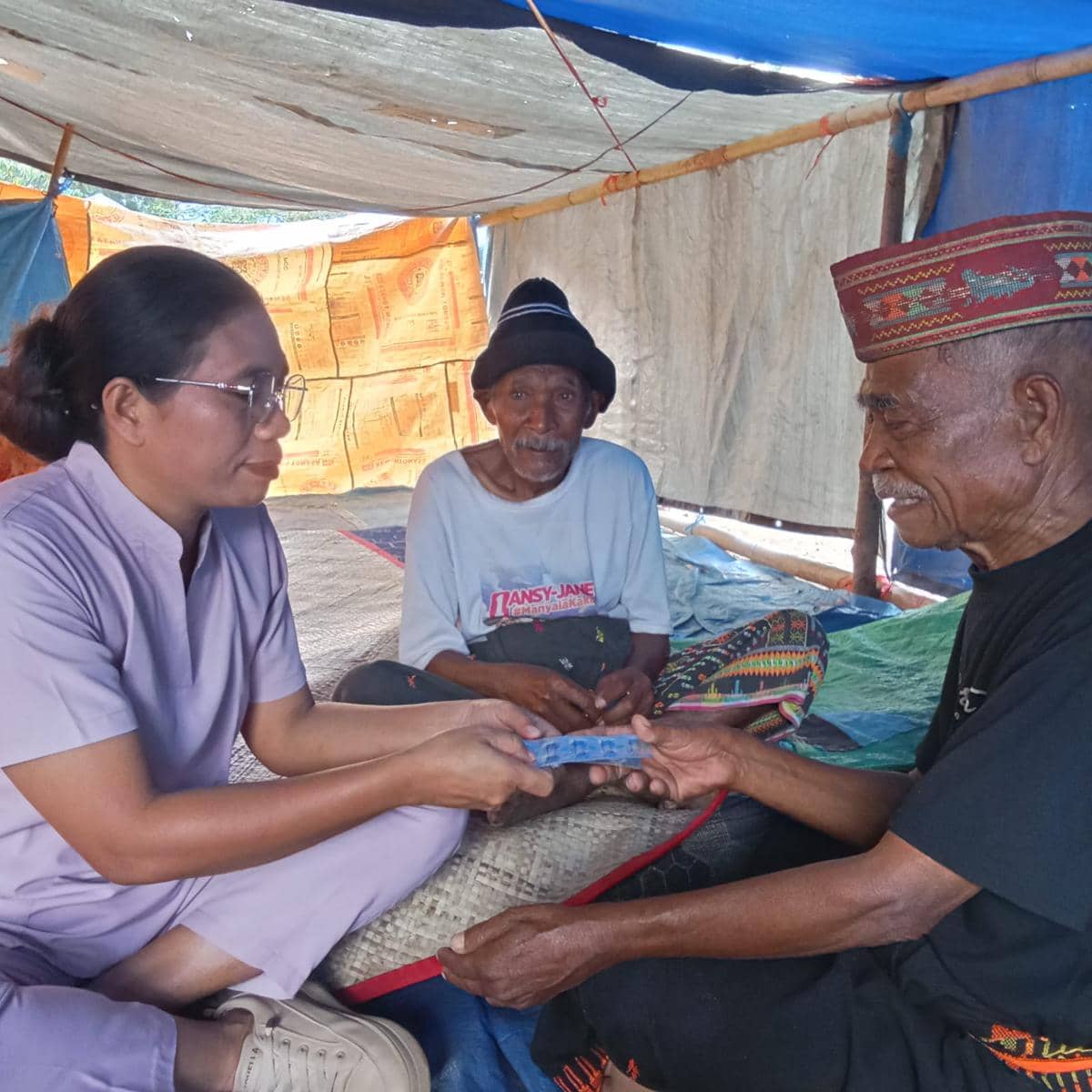 Tim Kesehatan saat memeriksa kondisi pengungsi di Manggarai Barat. (Dok. Dinkes Manggarai Barat)