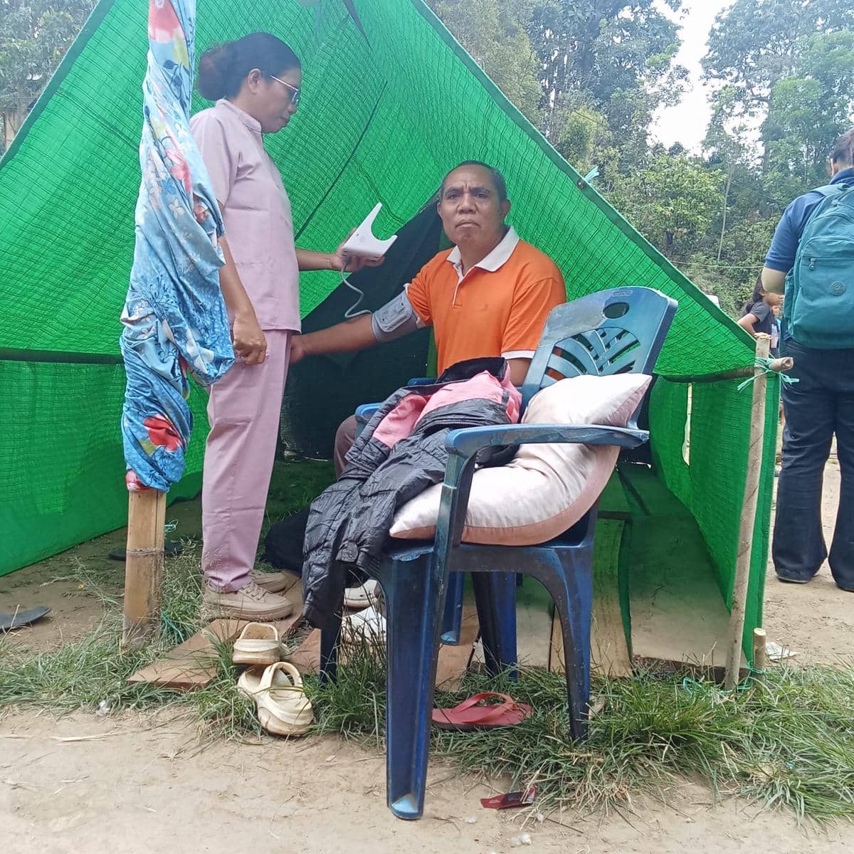 Tim Kesehatan saat memeriksa kondisi pengungsi di Manggarai Barat. (Dok. Dinkes Manggarai Barat)